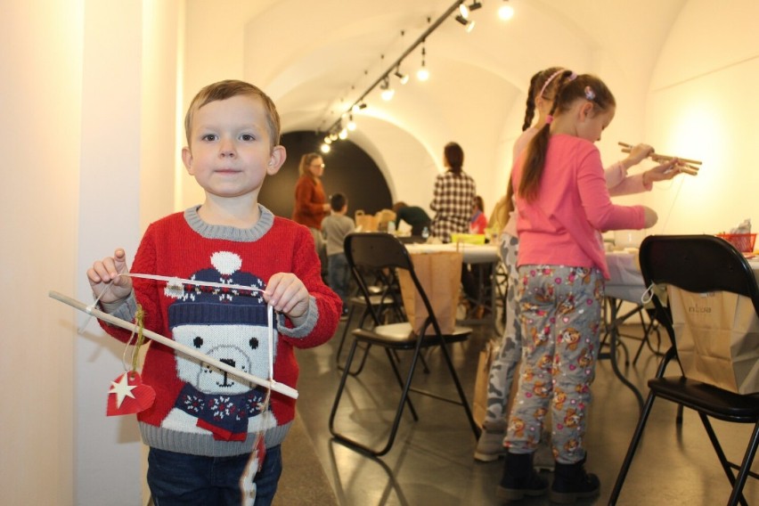 Świąteczne warsztaty w Galerii Miejskiego Biura Wystaw Artystycznych w Lesznie ZDJĘCIA