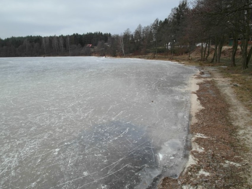 Zamarznięte jezioro Bieszkowice zimą