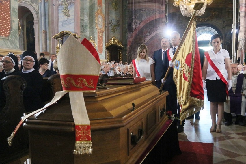 Pogrzeb abpa Bolesława Pylaka. Pierwszy metropolita lubelski spoczął pod archikatedrą