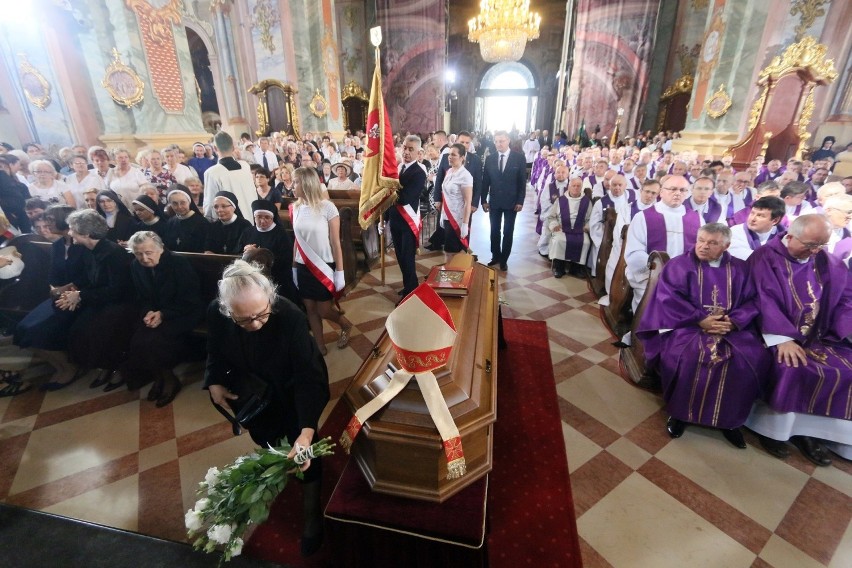 Pogrzeb abpa Bolesława Pylaka. Pierwszy metropolita lubelski spoczął pod archikatedrą