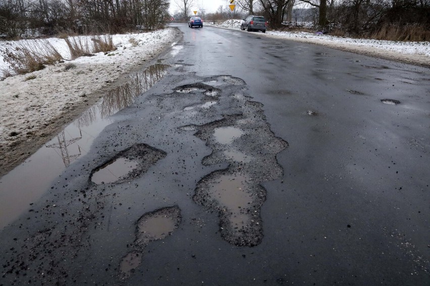 Naszym zdaniem to jest najbardziej dziurawa ulica w Legnicy, zobaczcie zdjęcia