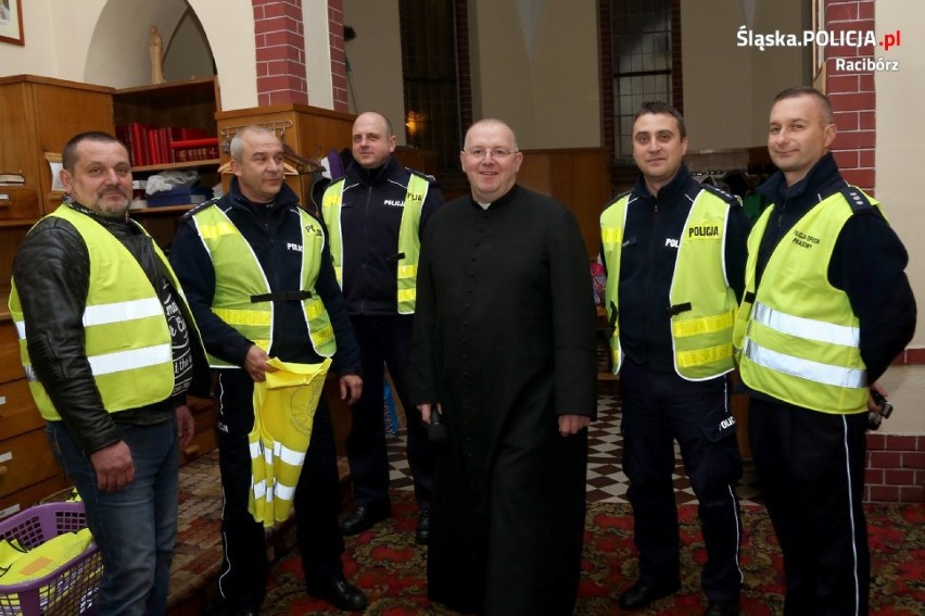 Policjanci i motocykliści rozdawali odblaski na roratach