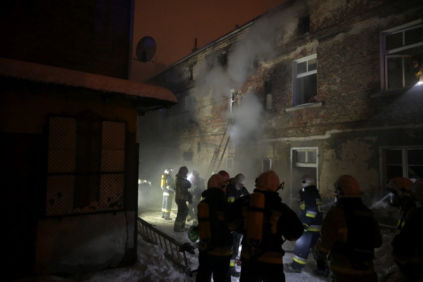 Grudziądz. Tragiczny pożar w kamienicy przy ul. Wybickiego w Grudziądzu. Zginęły dwie osoby