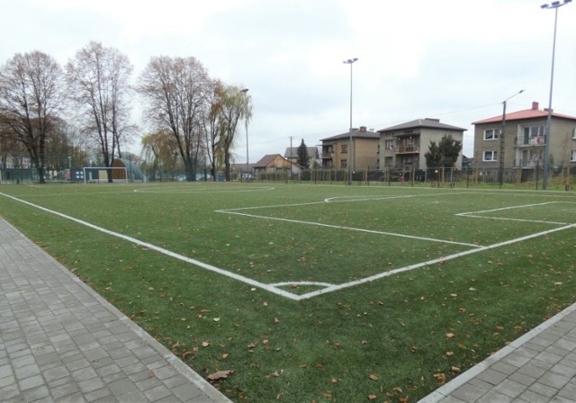 W Parku Miejskim w Brzeszczach w sezonie zimowym będzie nowa atrakcja. Na boisku sportowym zamontowane zostanie sztuczne lodowisko