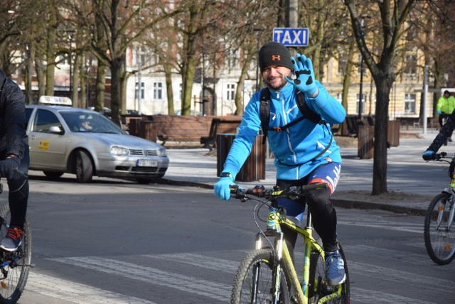 To już tradycja: miłośnicy dwóch kółek co jakiś czas zbierają się w jednym miejscu, by wspólnie przejechać przez Gorzów. W sobotę 17 marca punktualnie o godz. 15.00 rowerzyści ruszyli w trasę z odnowionego Kwadratu.

Cykliści skrzyknęli się m.in. po to, by przywitać - albo też przywołać - wiosnę. Na starcie, czyli na Kwadracie, zebrało się kilkadziesiąt osób. W ramach rozgrzewki młodzi chętnie prezentowali swoje umiejętności i ścigali się po wyremonotowanym placu. Masa rowerowa przejechał m.in. ulicami: Chrobrego, Kosynierów Gdyńskich, Walczaka, Jagiełły i Borowskiego. Dystans z jakim zmierzyli się rowerzyści to ponad 13 km.

Przeczytaj też:  