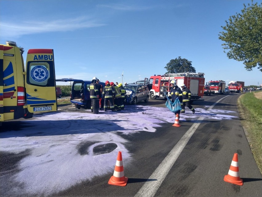 Strażacy działają na drodze DK91 w Jeleńcu, gdzie doszło do...