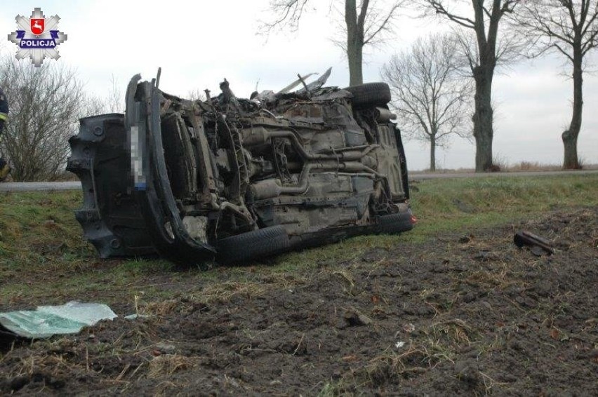 Wypadek w Woli Sernickiej pod Lubartowem. Zginął kierowca jaguara, który rozbił się na drzewie (ZDJĘCIA)                     