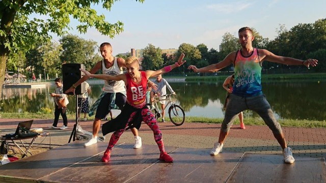 Kilkadziesiąt osób wzięło udział w sobotę, 11 sierpnia w Pikniku Zumbowym nad zalewem w Jędrzejowie. To był znakomity trening i zabawa. RELACJA NA KOLEJNYCH SLAJDACH>>>

