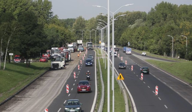 Poważne utrudnienia na trasie DTŚ z Rudy Śląskiej do Świętochłowic. Kierowcy muszą stać w ogromnym korku z powodu robót drogowych. Pokonanie 1,5-kilometrowego odcinka zajmuje teraz około 20 minut dłużej niż zwykle.