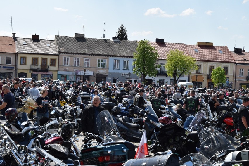 Na łowickim Nowym Rynku stanęło kilkaset motocykli