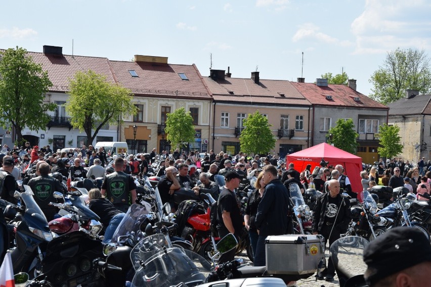 Na łowickim Nowym Rynku stanęło kilkaset motocykli