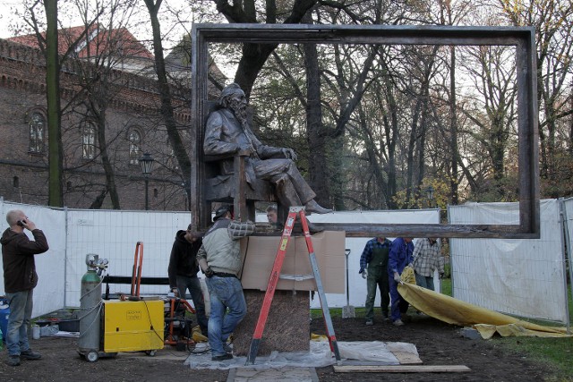 Nowy pomnik wybitnego artysty zostanie odsłonięty w najbliższy wtorek w bezpośrednim sąsiedztwie Barbakanu, po jego zachodniej stronie, między Bramą Floriańską a gmachem ASP (rejon dawnego pomnika żołnierzy Armii Radzieckiej). 

Stawiają pomnik Jana Matejki w Krakowie [NOWE ZDJĘCIA]