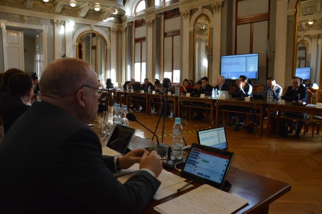 Majątki radnych oszacowaliśmy na podstawie złożonych przez nich oświadczeń majątkowych. Trzeba pamiętać, że w większości przypadków lokalni politycy nie są wyłącznymi właścicielami majątków opisanych w oświadczeniach, a dzielą je ze współmałżonkami.