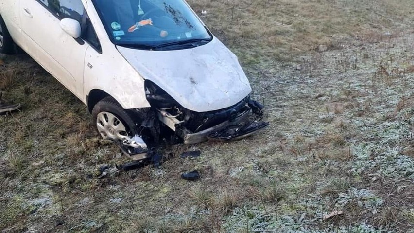 Opel corsa wypadł z drogi na S3 i dachował. Zdarzenie miało...