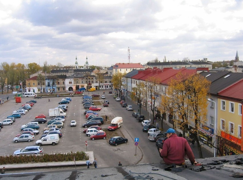 Plac Kościuszki w Tomaszowie 10 lat temu. Tak się zmieniało centrum miasta w czasie modernizacji [ZDJĘCIA]