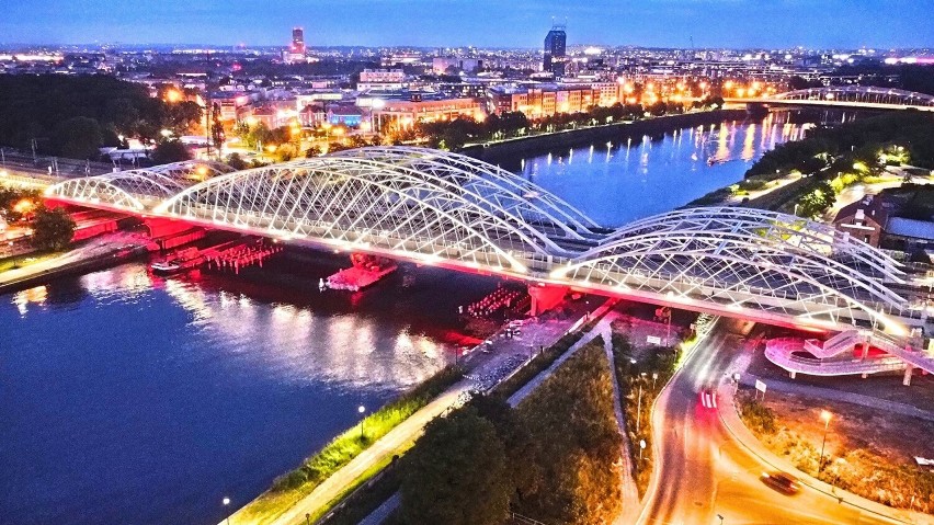 Nowe mosty kolejowe nad Wisłą w blasku świateł.