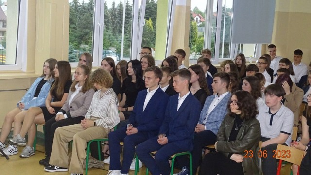 Uroczysta akademia z okazji zakończenia roku szkolnego 2022/2023 w Szkole Podstawowej numer 4 w Jędrzejowie. Zobaczcie więcej na kolejnych slajdach