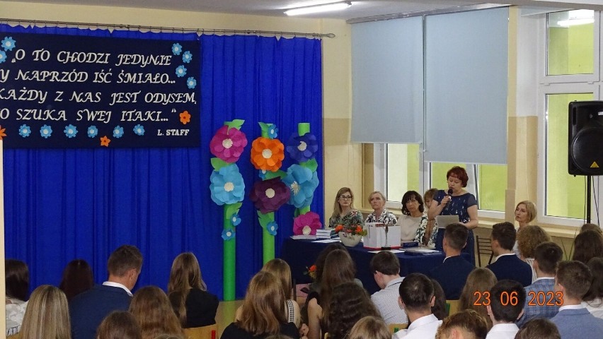 Uroczyste zakończenie roku szkolnego 2022/2023 w Szkole Podstawowej numer 4 w Jędrzejowie. Zobaczcie zdjęcia z uroczystości