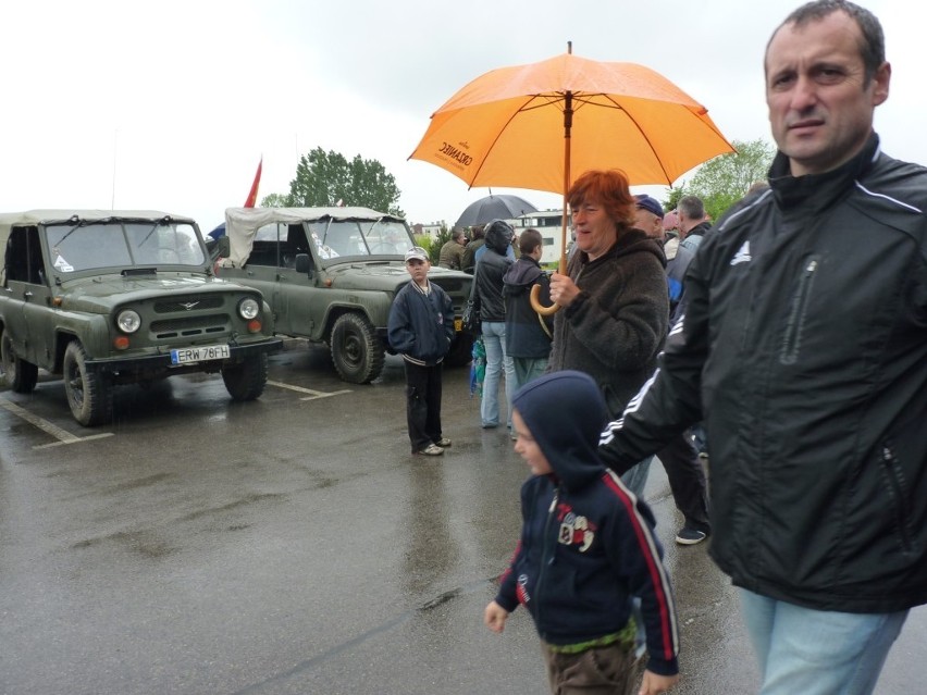 Zlot Pojazdów Militarnych Wapienniki 2012: Parada i pokaz w Radomsku [ZDJĘCIA+FILM]