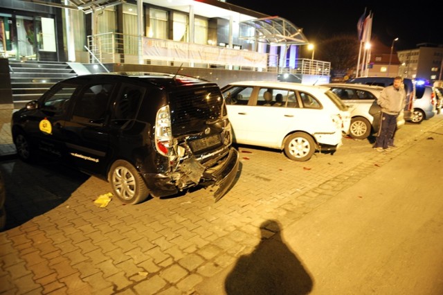 Do zdarzenia doszło ok. 20. Młody kierowca audi jechał od strony ul. Sinapiusa w kierunku ronda przy ul. Rzemieślniczej. W niedozwolonym miejscu zaczął wyprzedzać busa. Stracił panowanie nad autem i uderzył w samochody stojące na parkingu. Dwie prawidłowo zaparkowane skody zostały mocno uszkodzone. Audi zatrzymało się dopiero na rondzie.