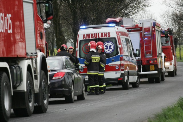 W Prądocinie dachowało auto. Jedna osoba trafiła do szpitala.