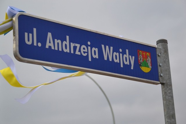 Od czwartku (15.03) w Suwałkach oficjalnie jest ulica Andrzeja Wajdy. To odcinek łączący ulice Adama Mickiewicza i 24 Sierpnia, prowadzący do nowobudowanych bulwarów nad rzeką Czarna Hańcza.