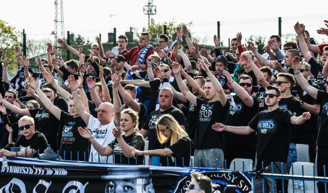 Zawisza Bydgoszcz pokonał Fliska Złotoria 3:0 w kolejnym meczu I grupy V ligi. Gole strzelili Patryk Straszewski, Adrian Brzeziński i Adam Wiśniewski. Niebiesko-czarni sprawili swoim sympatykom prezent na Wielkanoc. Zawiszanie umocnili się na pozycji lidera.


Flash INFO, odcinek 11 - najważniejsze informacje z Kujaw i Pomorza.

