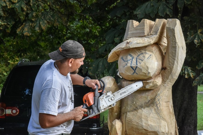 Szamotuły. Trwa XI Plener Rzeźbiarski "Wielki Powrót Rzeźb". Artyści tworzą w Parku Zamkowym postaci z bajek i zwierzęta [DZIEŃ DRUGI]
