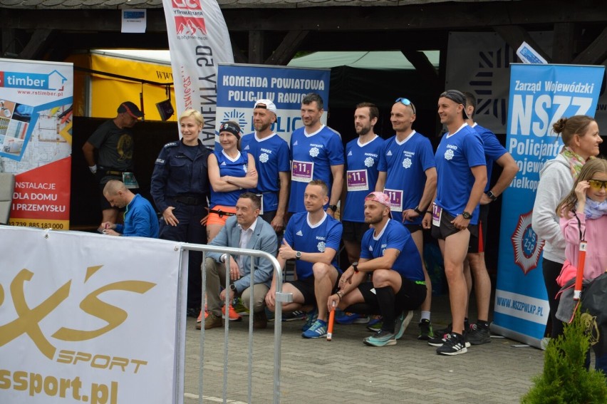 Biegacze i kijkarze podczas 24-godzinnego Festiwalu Sportu w Rawiczu (2022). Lepsza jakość zdjęć - obróć telefon poziomo