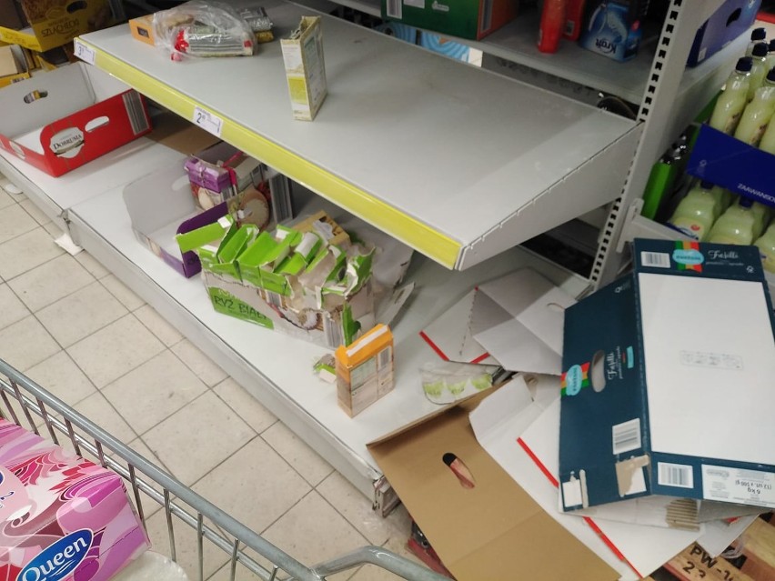 Długie kolejki i puste półki w sklepach w Kraśniku. Zobacz zdjęcia
