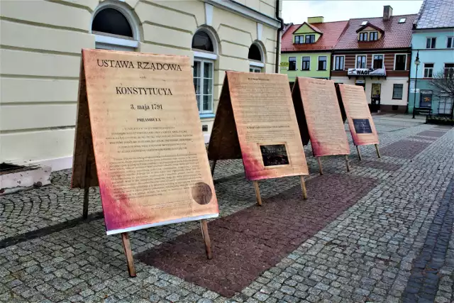 Tablice z fragmentami Konstytucji 3 Maja na pl. Kościuszki w Łęczycy