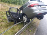 Opel zawisł na barierach przy autostradzie. Uwolnił go stamtąd dopiero dźwig [ZDJĘCIA]