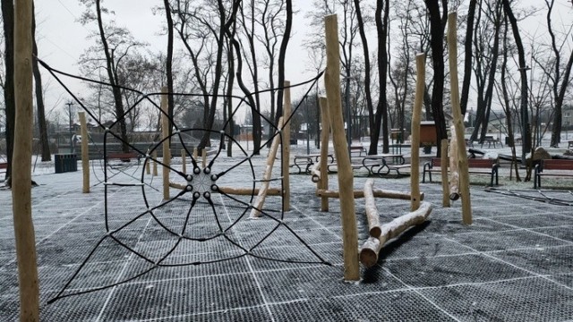 Tak prezentuje się po modernizacji Park Podlesie w Dąbrowie Górniczej Zobacz kolejne zdjęcia/plansze. Przesuwaj zdjęcia w prawo - naciśnij strzałkę lub przycisk NASTĘPNE