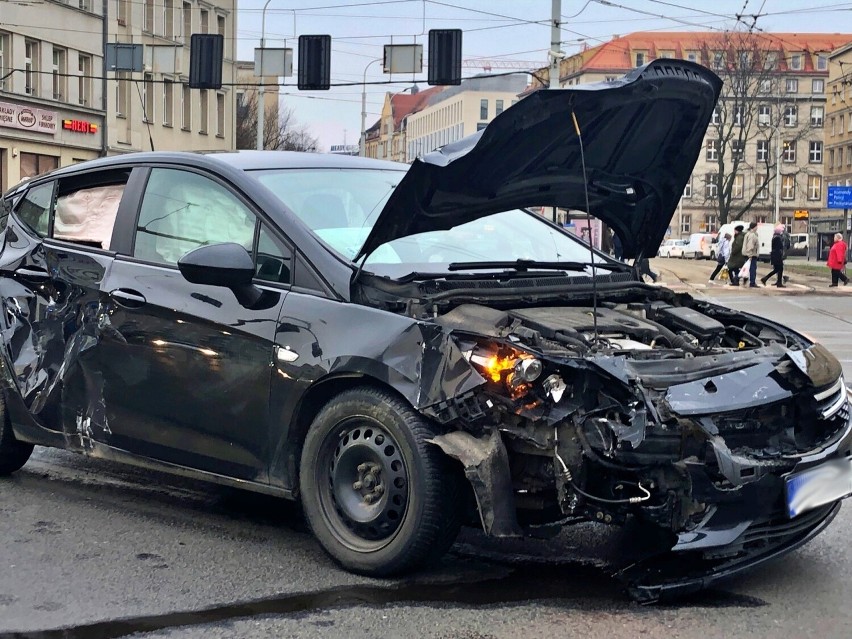 Na jezdnię wylały się płyny i elementy nadwozia pojazdów,...