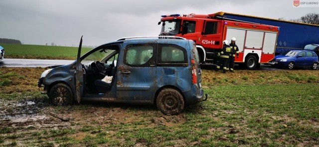 Wypadek między Komorowem a Waliszewem. W aucie znajdowała się kobieta w ciąży