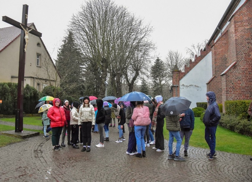 Droga Krzyżowa w Szamotułach. Wierni symbolicznie odtworzyli drogę Jezusa Chrystusa na śmierć