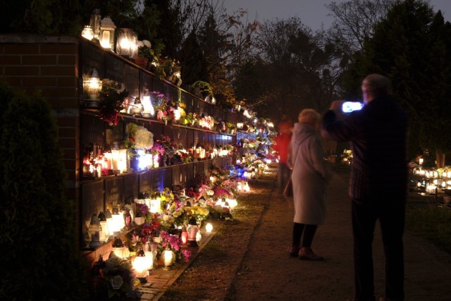 Wszystkich Świętych nocą