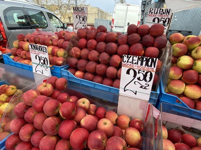 Takie są ceny owoców i warzyw na kieleckich bazarach we wtorek 18 kwietnia. Co staniało, a co podrożało? Sprawdź