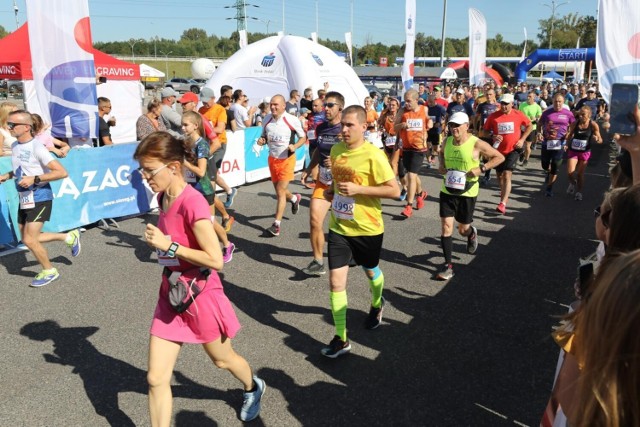 W Bytomskim Półmaratonie wystartowało blisko 1400 biegaczek i biegaczy

  Zobacz kolejne zdjęcia. Przesuwaj zdjęcia w prawo - naciśnij strzałkę lub przycisk NASTĘPNE
