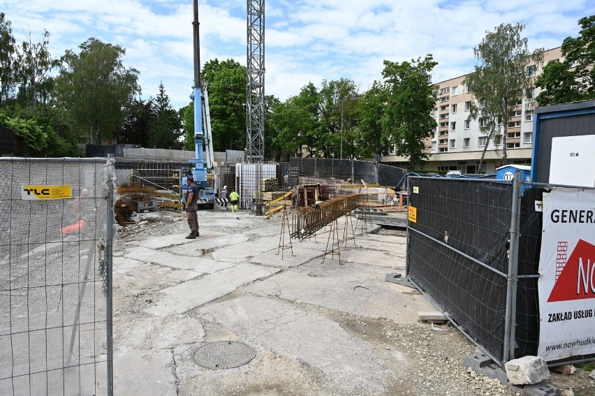 W miejscu przedwojennego domu w Kielcach powstaje kameralny bloczek wyposażony w pompy ciepła i fotowoltaikę. Zobaczcie zdjęcia 