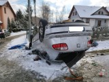 Groźny wypadek w Jastrzębiu. W Szerokiej dachował osobowy seat. Powód? Nadmierna prędkość i trudne warunki na drodze. Dwie osoby w szpitalu