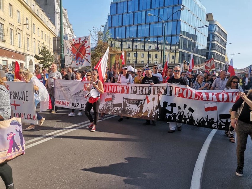 Protest przeciwko pandemii z udziałem mieszkańców Radomska....