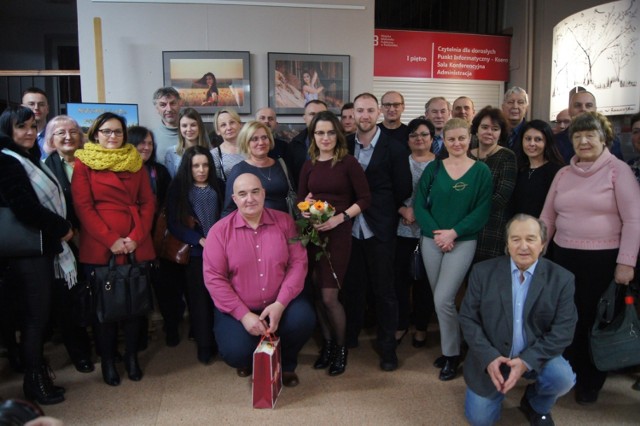 Wystawa Grzegorza Łypa "Kolory lata w portrecie" otwarta w Bibliotece w Radomsku