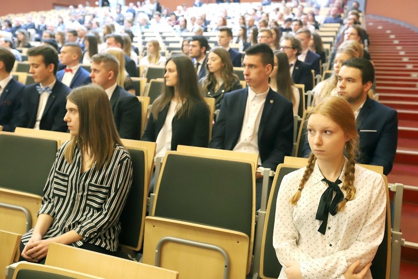 Najlepsi uczniowie z Łódzkiego otrzymali stypendia Prezesa Rady Ministrów i Ministra Edukacji Narodowejum [ZDJĘCIA] 