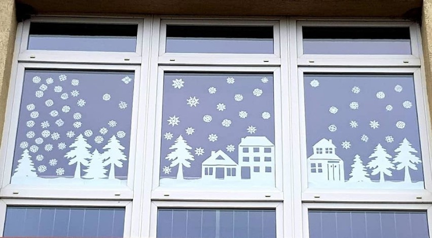 Nie ma prawdziwej zimy, więc nauczycielki kazimierskiej „jedynki”… zrobiły ją same. Bałwanki, choinki i gwiazdki ozdobiły szkolne okna