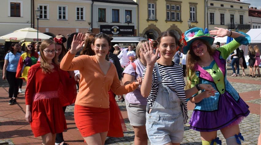 Juwenalia w Krośnie rozpoczęte. Studenci zawładnęli starówką. Na rynku zatańczyli poloneza [ZDJĘCIA]