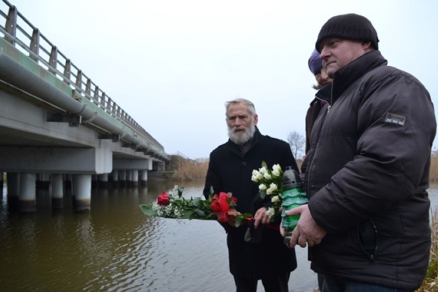 Nowy Dwór Gdański. Kwiaty w miejscu tragedii sprzed 35 lat