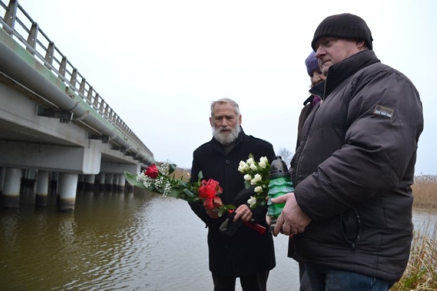 Nowy Dwór Gdański. Kwiaty w miejscu tragedii sprzed 35 lat