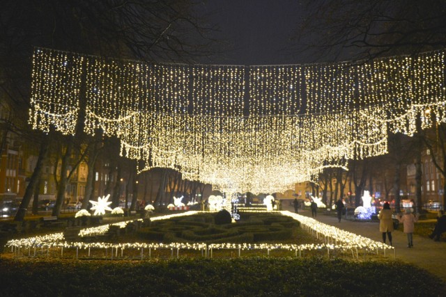 Wzorem lat ubiegłych przy ulicy Sienkiewicza w Słupsku z okazji Mikołajek odpalone zostały świąteczne iluminacje. Zapraszamy do galerii zdjęć.