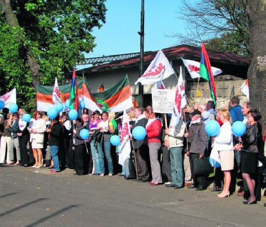 Związkowcy protestowali przeciw likwidacji siedziby ZLK w Tarnowskich Górach.